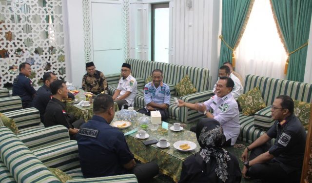 Kepala Kanwil Kemenkumham Kalsel Lilik Sujandi dan jajaran saat audiensi dengan Bupati Tanah Bumbu Zairullah Azhar. (foto : Kemenkumham Kalsel)