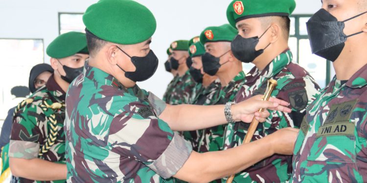 Danrem 101/Antasari Brigjen TNI Rudi Puruwito saat menyematkan tanda kenaikan pangkat kepada prajurit. (foto : Penrem 101/Antasari)