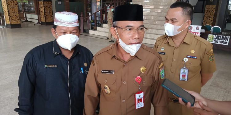 Wakil Bupati Tanbu M Rusli didampingi Sekdako Banjarmasin Ikhsan Budiman saat diwawancarai wartawan di Balaikota Banjarmasin.