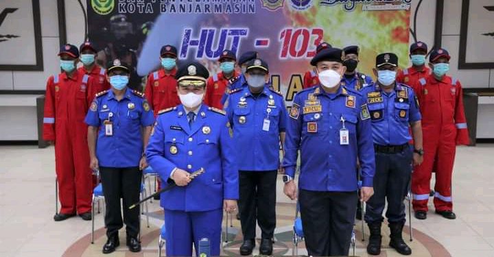 Walikota Banjarmasin H Ibnu Sina berfoto bersama dengan Dinas Damkar dan Penyelamatan Banjarmasin dan jajaran. (foto : Humas Pemko Banjarmasin)