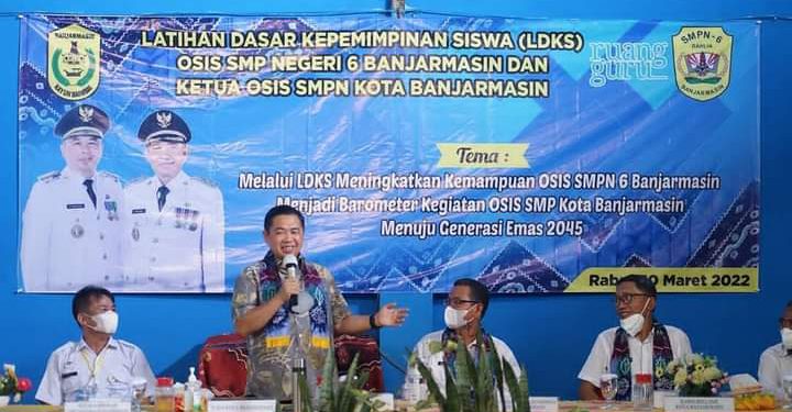 Walikota Banjarmasin H Ibnu Sina saat memaparkan ilmu kepemimpinan sekaligus membuka kegiatan LDKS di SMPN 6 Banjarmasin. (foto : Humas Pemko Banjarmasin)