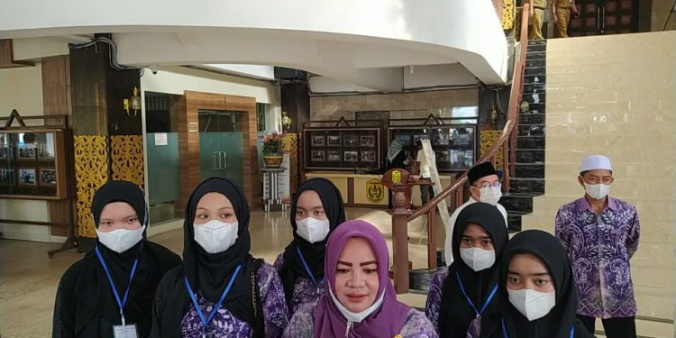 Pengasuh PERS AF BMAS Hj Masriyah dan para santri saat diwawancarai wartawan. (foto : shn)