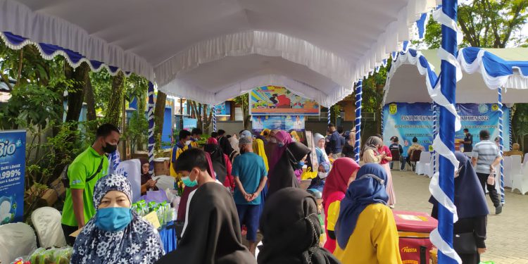 Warga terlihat antusias mendatangi Pasar Murah di halaman Kecamatan Banjarmasin Barat. (foto : shn)