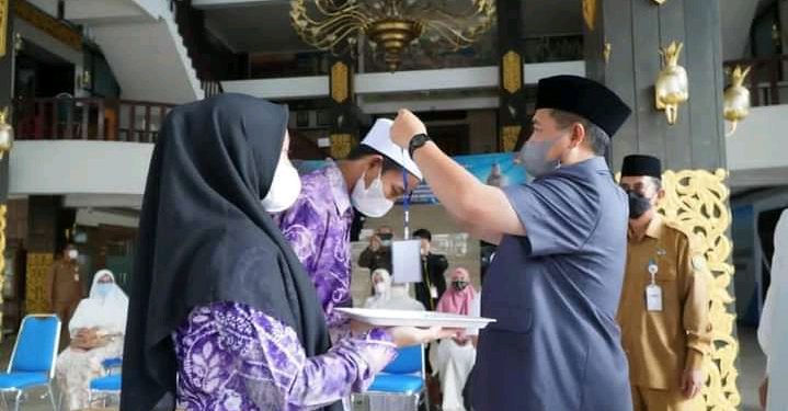 Walikota Banjarmasin H Ibnu Sina mengalungkan ID Card kepada santri yang mengikuti kegiatan pesantren Ramadhan. (foto : Humas Pemko Banjarmasin)