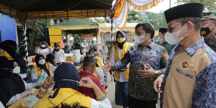 Sekdaprov Kalsel Roy Rizali Anwar saat meninjau vaksinasi bergerak di Kotabaru. (Foto : istimewa)