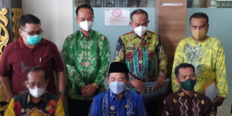 Walikota Banjarmasin H Ibnu Sina didampingu FKUB saat memberi tanggapan insiden razia rumah makan oleh Satpol PP. (foto : shn)