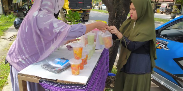 Pedagang es buah di kawasan Jalan Brigjen H Hasan Basry. (foto : shn)