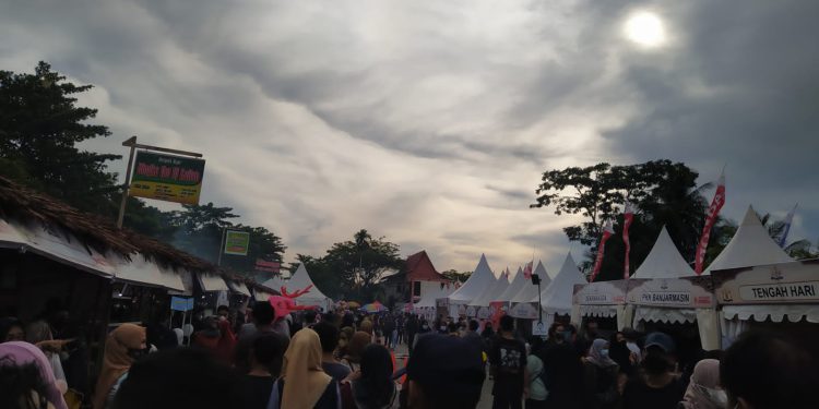 Suasana warga saat mencari menu berbuka puasa di pojok pasar Ramadhan. (Foto : shn)