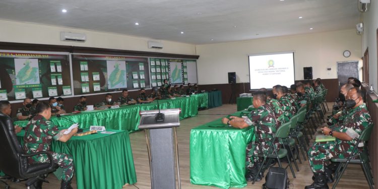 Rapat evaluasi serbuan vaksinasi yang menghadirkan seluruh Dandim. (foto : Penrem 101/Antasari)