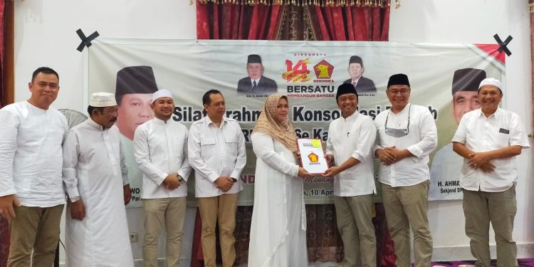 Penyerahan SK DPD Partai Gerindra Kalsel yang diterima Ketua DPD Gerindra Kalsel Hj Mariana didampingi jajaran. (foto : istimewa)