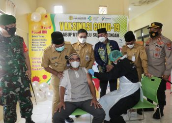 Kehadiran Paman Birin Menambah Semangat Warga untuk Disuntik Vaksin