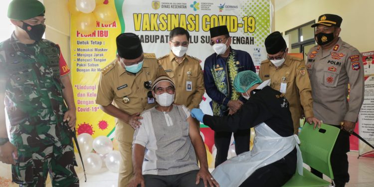 Gubernur Kalsel H Sahbirin Noor saat memberi semangat kepada warga yang disuntik vaksin. (Foto : Istimewa)