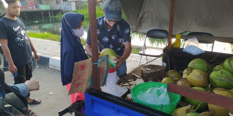 Pedagang kelapa muda di kawasan Handil Bakti, Batola. (foto : shn)