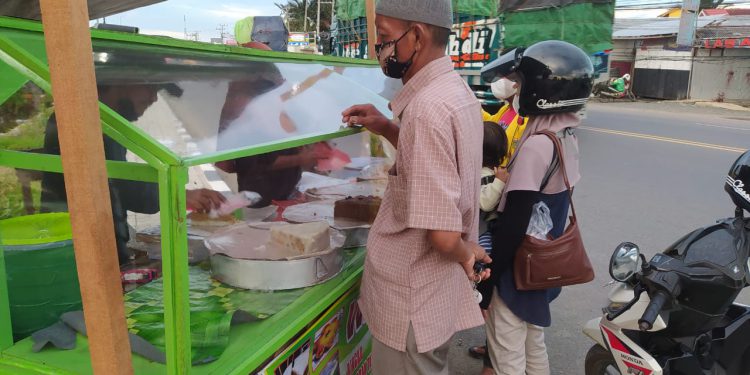 Pedagang kue khas Banjar yang biasa bermunculan saat Ramadhan. (foto : shn)