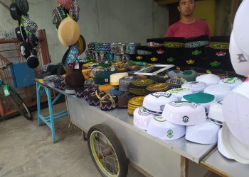 Pedagang Peci Mulai Ramai Pembeli