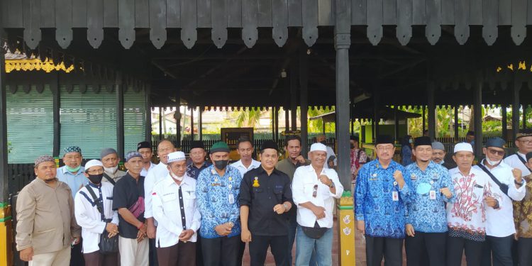 Kadin Banjarmasin dan jajaran SKPD Pemko Banjarmasin berfoto bersama di sela ziarah ke Makam Pangeran Suriansyah. (foto : shn)