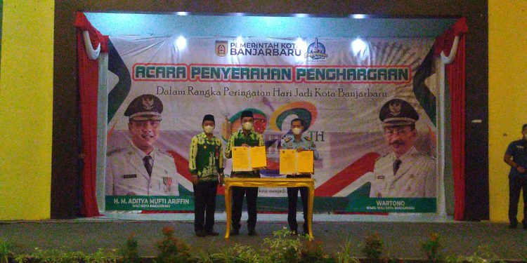 Penandatanganan naskah kesepakatan bersama Kanwil Kemenkumham Kalsel, Pemko Banjarmasin dan PT Galuh Cempaka. (foto : istimewa)