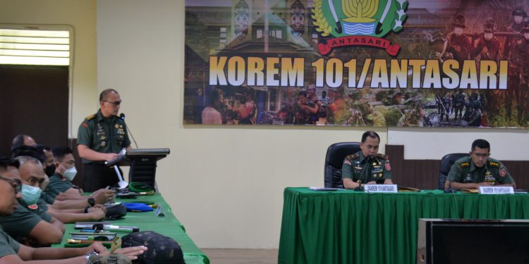 evaluasi pelaksanaan percepatan vaksinasi jajaran Korem 101/Antasari, bertempat di Ruang Data Makorem 101/Antasari. (foto : Penrem 101/Antasari)