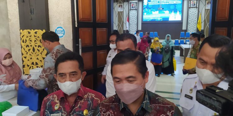 Walikota Banjarmasin H Ibnu Sina didampingi Wakil Walikota Banjarmasin H Arifin Noor saat diwawancarai media.