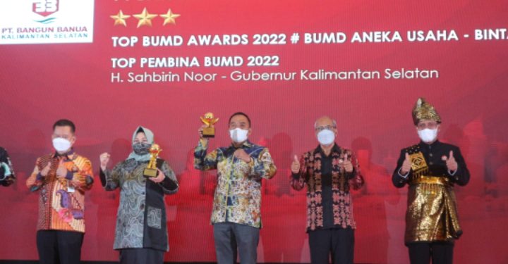 Penghargaan TOP Pembina BUMD 2022 yang diterima langsung Kepala Biro Ekononi Setdaprov Kalsel Hj Raudatul Jannah mewakili Gubernur H Sahbirin Noor. (foto : Humas Pemprov Kalsel)