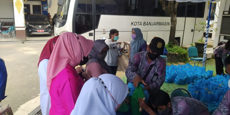 Kegiatan Pasar Murah yang digelar di halaman kantor Pemko Banjarmasin. (foto : shn)