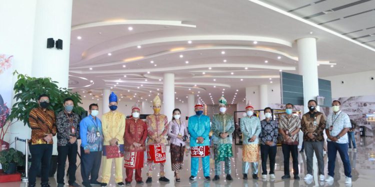 Petugas Bandara Syamsudin Noor mengenakan pakaian batik dan kebaya saat peringatan Hari Kartini. (Foto : istimewa)