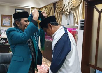Legenda Dangdut H Rhoma Irama Sematkan Syal Kehormatan untuk Paman Birin