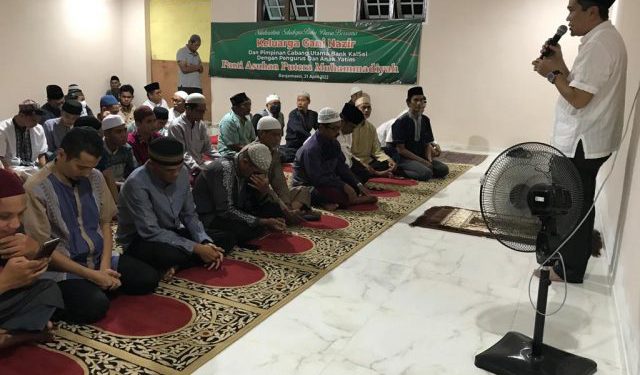 Kegiatan buka puasa bersama di Panti Asuhan Muhammadiyah Putra yang dihadiri Kacab Utama Bank Kalsel Firmansyah. (foto : Bank Kalsel)