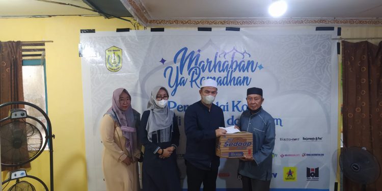 Sekdako Banjarmasin Ikhsan Budiman dan Kepala Diskominfotik Banjarmasin Windiasti Kartika didampingi perwakilan wartawan Riri saat menyerahkan bantuan. (Foto : shn)