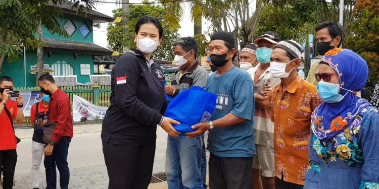 Pembagian paket sembako Kanwil Kemenkumham Kalsel kepada warga. (foto : Humas Kemenkumham Kalsel)