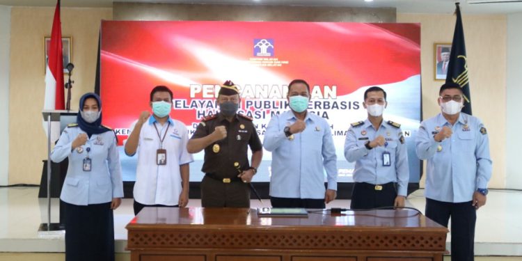 Foto bersama usai penandatanganan komitmen pelayanan publik berbasis HAM. (foto : Humas Kemenkumham Kalsel)