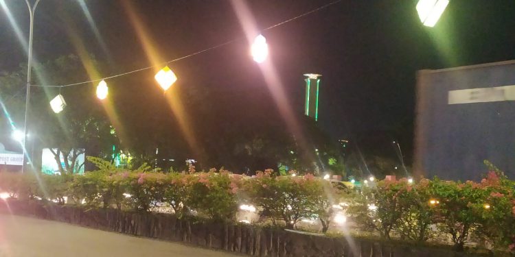 Lampu hias kota yang dihidupkan untuk menyemarakkan malam jelang lebaran. (foto : shn)