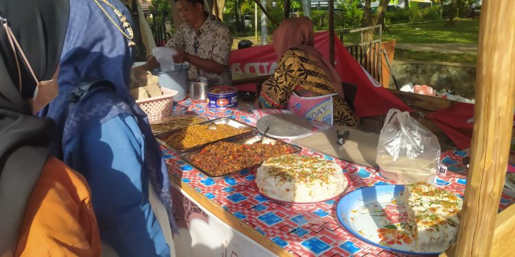 Salah satu pedagang kue Ipau yang diramaikan pembeli. (foto : shn)