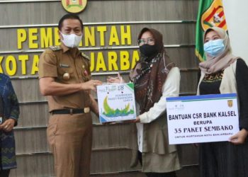 Bank Kalsel Bagikan Paket Bantuan kepada Pensiunan ASN, Wartawan dan Pertuni Banjarbaru