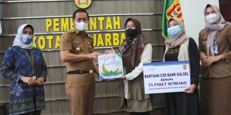 Penyerahan paket sembako dan santunan  secara simbolis oleh Wakil Walikota Banjarbaru Wartono didampingi Kepala Bank Kalsel Cabang Banjarbaru Khairunnisa. (foto : Bank Kalsel)