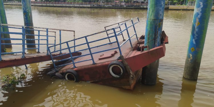 Dermaga apung balaikota Banjarmasin yang nyaris karam. (foto : shn)