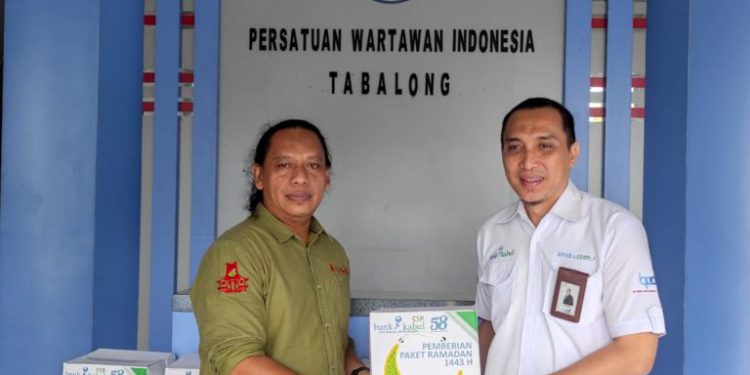 Penyerahan paket bantuan Bank Kalsel kepada perwakilan wartawan Tabalong. (foto : Bank Kalsel)