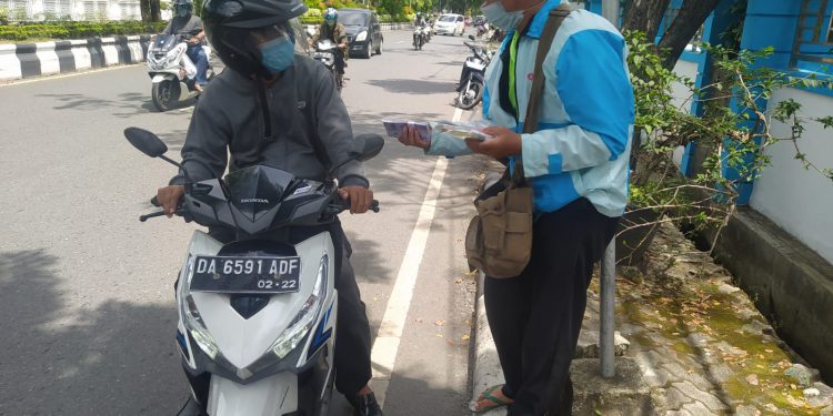 Warga saat menukarkan uang kepada jasa penukaran uang di kawasan Jalan Lambung Mangkurat Banjarmasin. (foto : shn)