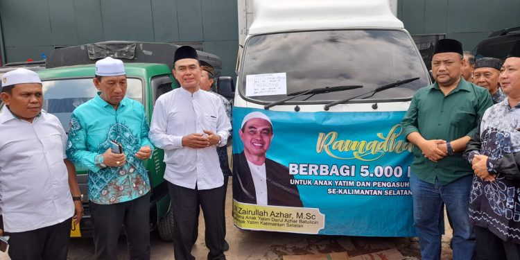 Ketua Yayasan Zairul Center/Pengasuh Istana Anak Yatim Darul Azhar Batulicin dr HM Zairullah Azhar saat melepas bantuan paket bingkisan bagi untuk Anak Yatim dan Pengasuh Anak Yatim Se Kalsel.(foto : putza)