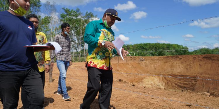 Kepala Dinas PUPR Tanah Bumbu Subhansyah saat memantau lokasi pembangunan Bendungan Kusan di Kecamatan Kusan Hulu Kabupaten Tanah Bumbu.(foto : istimewa)