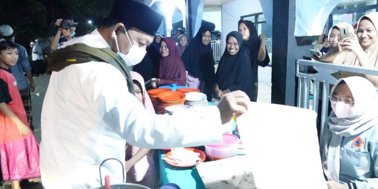 Gubernur Kalsel H Sahbirin Noor saat sahur bersama ratusan warga Penyambaran. (foto : Humas Pemprov Kalsel)