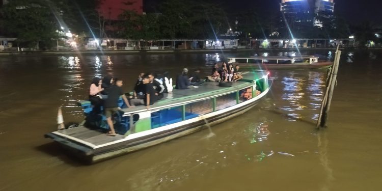 Kelotok wisata Siring Tandean diramaikan pengunjung wisatawan. (foto : shn)