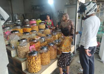 Penjualan Kue Kering Lebaran Ramai Pembeli