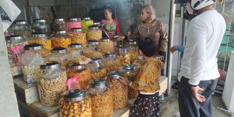 Penjualan kue dan Snack lebaran yang ramai didatangi pembeli. (foto : shn)