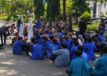 Mahasiswa Demo Imbau Ibu-ibu Penjual Gorengan Turun Ikut Aksi