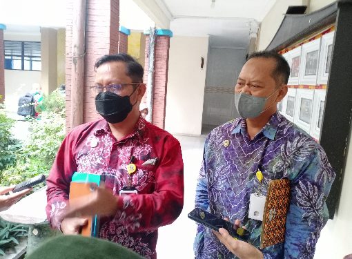 Direktur Operasional PT Air Minum Bandarmasih Supian didampingi Sekretaris PT Air Minum Bandarmasih Sudrajat saat diwawancarai wartawan di DPRD Banjarmasin. (foto : shn)