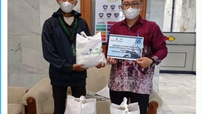 Bantuan sebanyak 50 paket sembako secara simbolis diserahkan oleh Staff UPZ Bank Kalsel kepada perwakilan HMI, di Kantor Pusat Bank Kalsel.  (foto : Bank Kalsel)