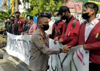 Massa Cipayung Plus Bentang Spanduk ‘Mosi Tak Percaya’ di Depan Kantor Dewan Banjarmasin