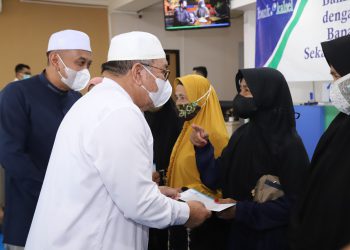 Plt Bupati HSU Serahkan Bantuan Zakat Bank Kalsel untuk 10 Penerima