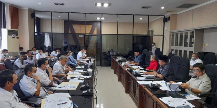 Ketua DPRD Kalsel H Supian HK, Ketua Pansus II Imam Suprastowo, dan Direktur Utama Bank Kalsel Hanawijaya saat rapat dengar pendapat di ruang Komisi II DPRD Kalsel. (foto : istimewa)